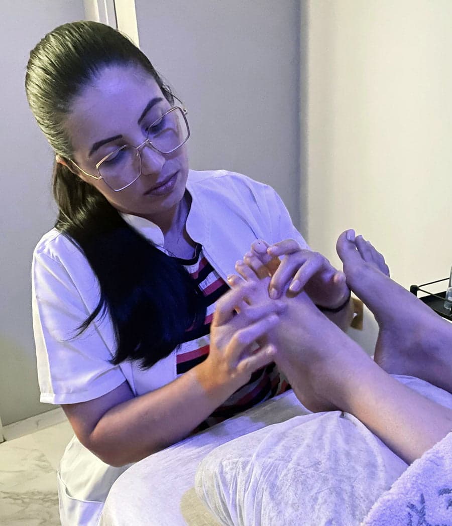 Descubra o Alívio para o Nervo Ciático Através da Reflexologia: Um Guia para o Bem-Estar